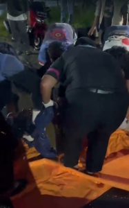 Relawan dan warga mengangkat korban meninggal di tempat kejadian kecelakaan Jalan A Yani Km 19. (wartabanjar.com - Ist. Rekanan)