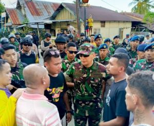 Danlanud Dominicus Dumatubun, Letkol Pas M Junaidi SH MM, berdialog debfab warga yang menggelar aksi. (wartabanjar.com - Ist. Puspen TNI)