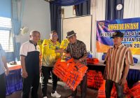 100 Baju Pelampung Dibagikan Kepada Pemilik Kelotok di Aluh Aluh
