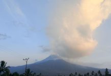 Gunung Lewotobi Laki-laki Terus Meletus Disertai Gemuruh dan Gempa