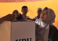 Acil Odah Bersama Keluarga Mencoblos di TPS 001 Desa Keramat, Kabupaten Banjar