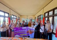 Tingkatkan Nilai Ekonomi Produk, Para Petani Tatah Makmur Diajari Cara Bikin Telur Asin