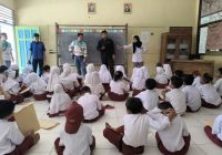 SDN 1 Tawahan Balangan Dapat Bantuan Peralatan Belajar dari Program Literasi