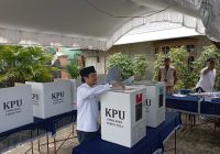 Didampingi Skuad Barito Putera Mencoblos di TPS 08 Kelurahan Melayu, Ini Harapan Hasnuryadi