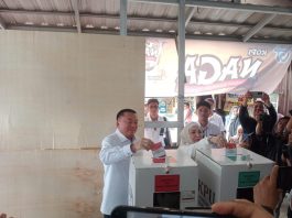 H Muhidin Mengaku Bahagia Ditemani Istri dan Anak-anak Tersayang saat Mencoblos di TPS 11