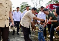 Enggan Sebut Pilihannya Usai Lakukan Pencoblosan, Presiden Prabowo Dikerubuti Emak-Emak