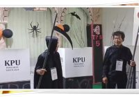 Ngeri! Ada Drakula Memegang Kapak Iblis Jaga TPS Horor di Bogor, Pemilih Malah Senang