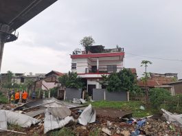 Operasional Whoosh Normal Lagi Usai Evakuasi Atap Seng Rumah Warga Dari Jalur Rel