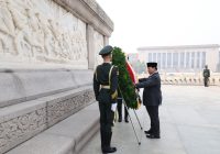 Hormati Pahlawan, Presiden Prabowo Letakkan Karangan Bunga di Monumen Pahlawan Rakyat Tiananmen