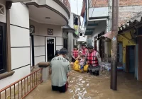 Kali Ciliwung Meluap, Warga Lansia di Jakarta Dievakuasi Akibat Banjir