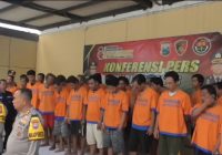 Polisi Gerebek Sindikat Judi Online di Sidoarjo, 54 Pelaku Ditangkap, Uang Miliaran Rupiah Diamankan