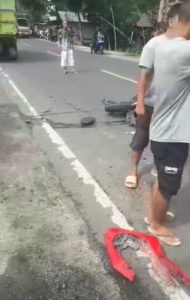 Kecelakaan lalu lintas di Batumandi, Balangan, menewaskan bidan desa dan suaminya, Minggu 1 Desember 2024. (wartabanjar.com - Ist. @habarbalangan)