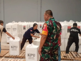 Babinsa Pekauman Amankan Pengembalian Logistik Pilkada 2024 di Gudang RK Ilir