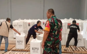 Logistik pemilu dikembalikan ke gudang dipantau Babinsa Pekauman, Banjarmasin Selatan. (wartabanjar.com - Ist. Kodim)