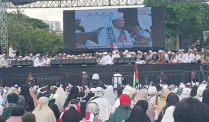 Habib Riziq berorasi di depan massa Reuni 212, Senin 2 Desember 2024. (wartabanjar.com - Ist. Tribrata)