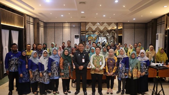 Kepala Dinas Kesehatan Kota Banjarmasin, dr Tabiun Huda (kemeja safari) bersama peserta workshop dan para narasumber. (wartabanjar.com - Ist. Dinkes Bjm)