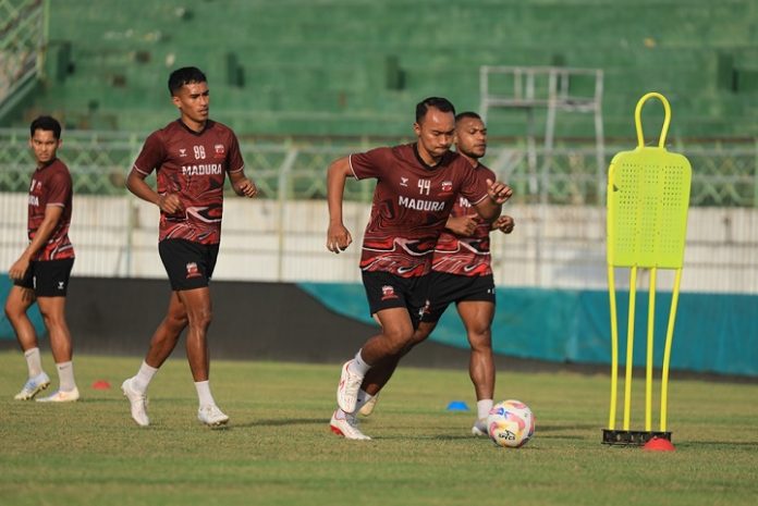 Pemain Madura United melakukan latihan serius demi mengamankan poin sempurna laga derbi Jatim melawan Persebaya Surabaya. (wartabanjar.com - Istimewa)