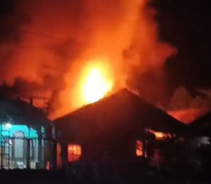 Kebakaran di Desa Haur Batu, Kecamatan Paringin, Kabupaten Balangan, Selasa malam. (wartabanjar.com - Ist. Kiriman warga)