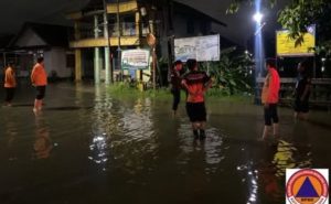 Kondisi banjir rob di Jalan Mesjid Jami, Banjarmasin Utara, Rabu dini hari tadi. (wartabanjar.com - Ist. BPBD Kota Banjarmasin)