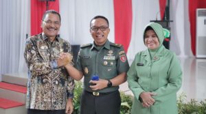 Ketua DPRD Kalsel, H Supian HK, memberikan ucapan selamat jalan kepada Brigjen Ari Aryanto dan istri. (wartabanjar.com - Ist. Setwan)