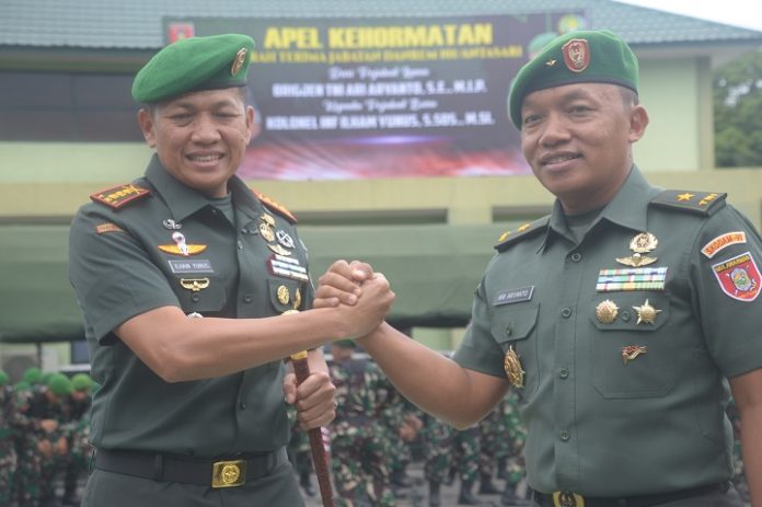 Kolonel (Inf) Ilham Yunus dan Brigjen Ari Aryanto berjabat tangan usai serah terima risalah satuan Korem 101 Antasari. (wartabanjar.com - Ist. Penrem)'