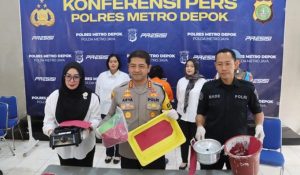 Polisi ekspose kasus pengasuh daycare di Depok siram bayi dengan air panas. (wartabanjar.com - Ist. Tribrata)