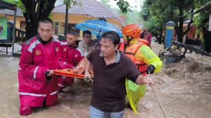 Tim evakuasi gabungan TNI, Polri, relawan bersama warga membawa seorang lansia melewati banjir di Sukabumi. (wartabanjar.com - Ist. Div. Humas Polri)