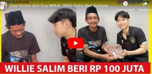 Willie Salim memberi Rp10 juta kepada Sunhaji, penjual es teh keliling yang dihina Gus Miftah. (Youtube wartabanjar.com)