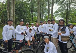 ASN dan karyawan Dinas PUPR Kalsel turut memeriahkan gowes dalam rangkaian HUT ke-53 Korpri yang diadakan Pemprov Kalsel, Jumat 6 Desember 2024. (wartabanjar.com - Ist. Dinas PUPR Kalsel)