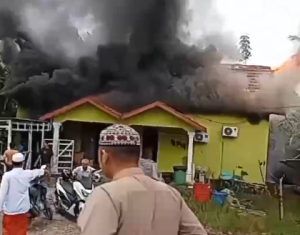 Kebakaran di Tambarangan, Tapin Selatan, Jumat 5 Desember 2024 siang. (wartabanjar.com - Ist. Kiriman warga)