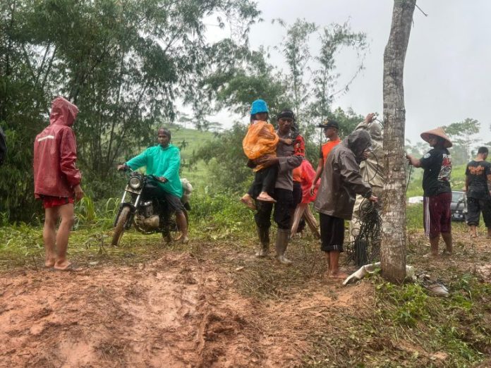 Pasukan Pelopor Brimob melakukan evakuasi korban terdampak banjir bandang Sukabumi, Kamis 5 Desember 2024. (wartabanjar.com - Ist. Div. Humas Polri)