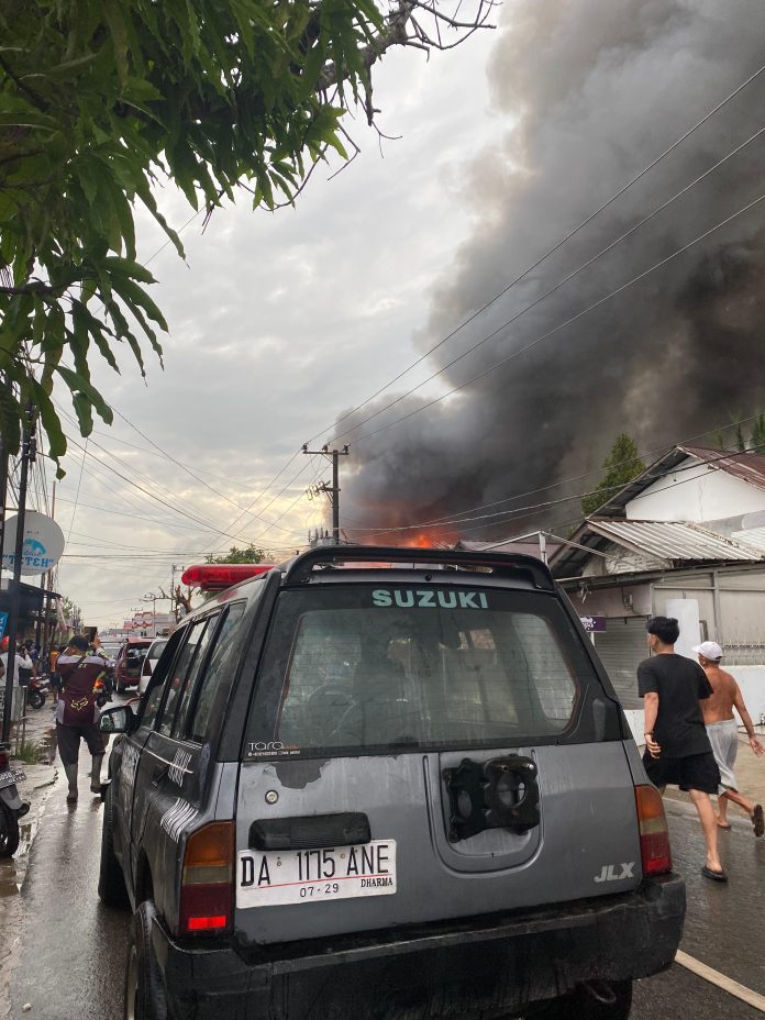 Kebakaran di Jalan Pemurus, belakang Pasar Pal 7, Kertak Hanyar. (wartabanjar.com - M Ahdiyannoor)