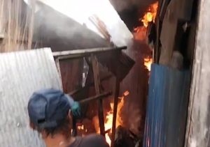 Api berkobar di bagian belakang sebuah rumah di Gang 4 Pelambuan, Jalam PM Noor, Banjarmasin Barat, Senin siang. (wartabanjar.com -Ist. Kiriman warga)