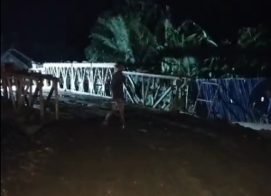 Jembatan darurat Mataraman arah hulu sungai sudah dibuka kembali untuk kendaraan yang berbobot 10 ton ke bawah. (wartabanjar.com - Ist. Kiriman warga)