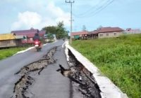 Awas! Jalan Perbatasan Rantau Bujur-Mantaas di HST Amblas dan Retak Parah