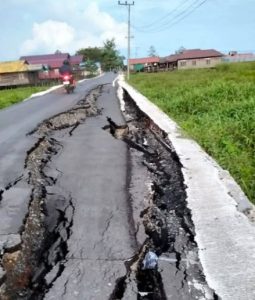 Jalan di perbatasan Rantau Bujur-Mantaas, Kabupaten Hulu Sungai Tengah, retak parah akibat siring amblas. (wartabanjar.com - Ist. @wargabanua.official)