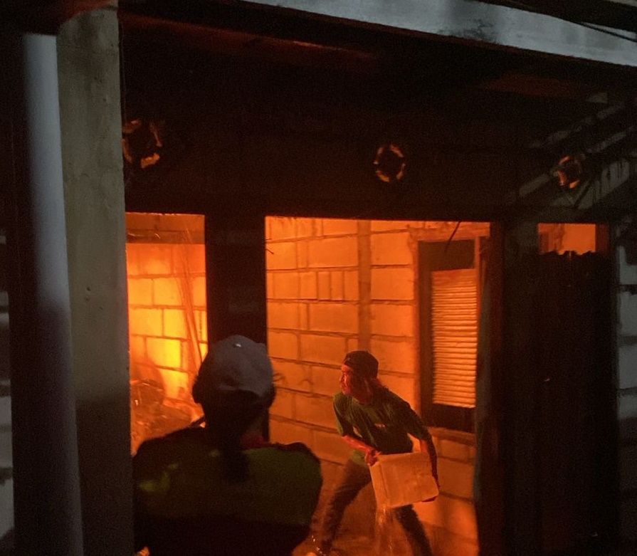 Kebakaran rumah kosong di Paliwara, Amuntai, Kabupaten Hulu Sungai Utara, Selasa malam. (wartabanjar.com - Ist. Rekanan)