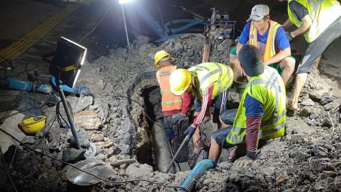 Proses perbaikan pipa bocor di jalan A Yani Km 1 Banjarmasin, depan kantor Bea Cukai. (wartabanjar.com - Ist. Humas)