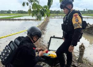 Tim jibom Gegana Brimob Polda Kalsel melakukan pengamanan granat nanas yang ditemukan warga Kurau, Kabupaten Tanah Laut, Rabu. (wartabanjar.com - Ist. Brimob Kalsel)