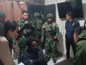 Anggota OPM berhasil ditangkap Satgas Yonif 323 Buaya Putih. (wartabanjar.com - Ist. @infokomando)