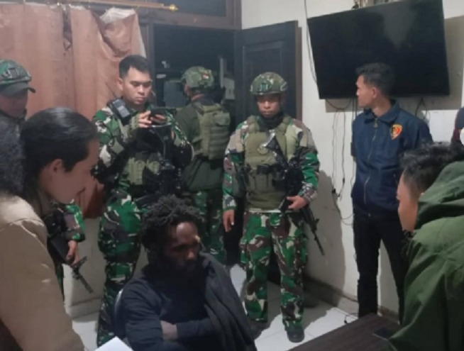 12122024_Anggota OPM berhasil ditangkap Satgas Yonif 323 Buaya Putih. (wartabanjar.com - Ist. @infokomando) Anggota OPM berhasil ditangkap Satgas Yonif 323 Buaya Putih. (wartabanjar.com - Ist. @infokomando)