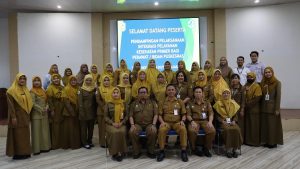 Kepala Dinas Kota Banjarmasin, dr Tabiun Huda, berfoto bersama usai membuka kegiatan pendampingan pelaksanaan ILP. (wartabanjar.com - Ist. Dinkes Bjm)
