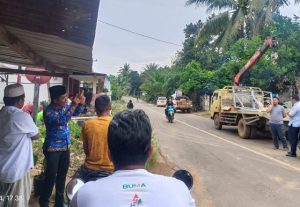 Kepala Dinas Perhubungan Kabupaten Balangan, Musa Abdullah, memantau langsung pemasangan PJU di salah satu kawasan, Rabu. (wartabanjar.com - Alfi)