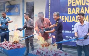 Pemusnahan jutaan batang rokok dan minuman beralkohol oleh Bea Cukai Banjarmasin. (wartabanjar.com - Ist. Beacukai Banjarmasin)