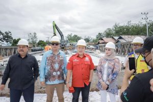 Komisi III DPRD Provisi Kalimantan Selatan meninjau pembangunan Jembatan Atanik di Mataraman, Kabupaten Banjar, Seni. (wartabanjar.com - Ist. Setwan)