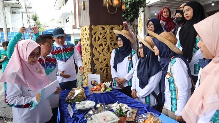 Wali kota Ibnu Sina didampingi Ketua TP-PKK Hj Wasilah menilai lomba kuliner yang diikuti tim Dinkes Kota Banjarmasin. (wartabanjar.com - Ist. Dinkes Bjm)