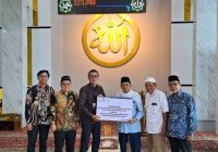 UPZ Bank Kalsel Serahkan Bantuan Bagi 9 Dai Pelosok Kalsel