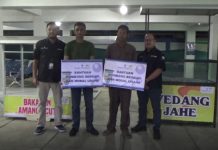 UPZ Bank Kalsel Serahkan Bantuan Gerobak kepada UMKM di Tabalong