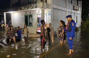 (Ilustrasi) Sat Polairud Polresta Banjarmasin melakukan patroli saat banjir rob melanda Banjarmasin, Selasa (17/12) malam. (Wartabanjar.com_ist)