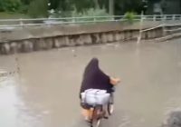 Jalan di Desa Sungai Turak Amuntai Banjir